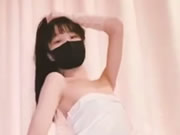 아시아 스키니 마스크 소녀 괴롭히는