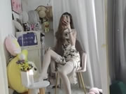 휴대폰을 사용하는 동안 더러운 말을 하는 중국 창녀