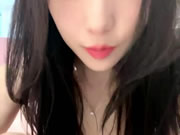 중국 미녀가 침대에서 자위행위를 한다